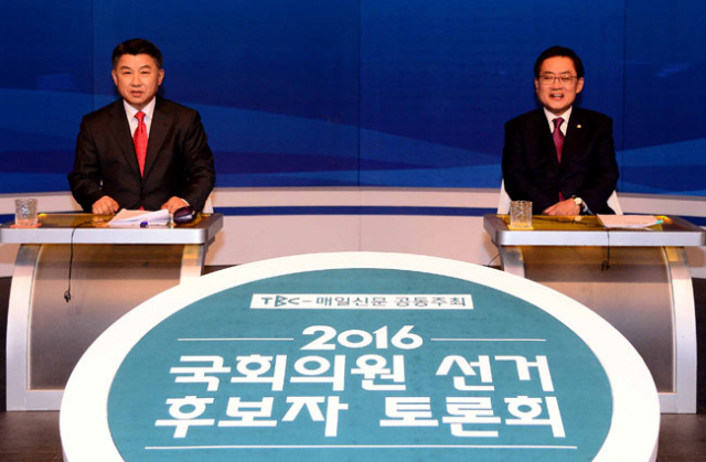 20대 국회의원 선거 경북 구미을에 출마한 새누리당 장석춘(왼쪽) 후보, 무소속 김태환 후보가 30일 오후 매일신문사와 TBC 공동주최로 열린 TV토론회에서 자신의 정책에 대한 설명을 하고 있다. 김영진 기자 kyjmaeil@msnet.co.kr