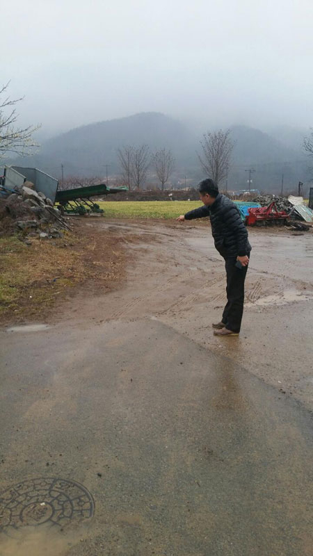 경주 건천 방내리 마을 주민들이 지적도에 도로로 표기된 마을 주길이 무단 점용되고 있다며 민원을 제기했다. 주민들은 무단 점용 탓에 먼 길을 돌아가야 한다며 불편이 크다고 하소연했다.