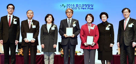왼쪽부터 이준식 사회부총리 겸 교육부 장관, 조윤제 포스텍 생명과학부 교수 내외, 이형규 금오공업고등학교 교장, 안규리 라파엘클리닉 대표, 장옥자 여사(고 박태준 명예회장 배우자), 권오준 포스코청암재단 이사장.