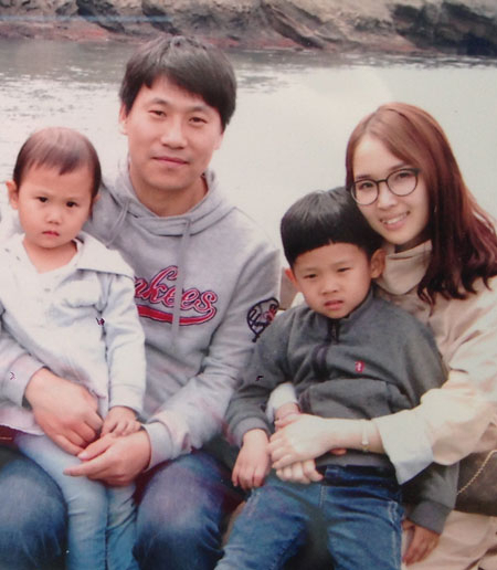 작은 결혼식에서 둘로 시작한 최용성 가족이 이제 넷이 됐다.
