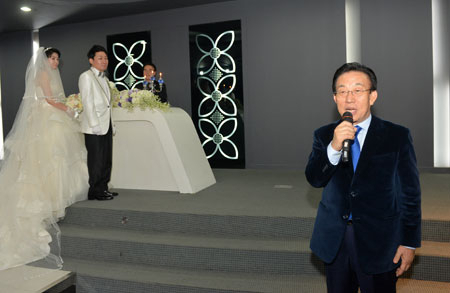 김관용 경상북도 도지사가 지난해 2월 대구시내 한 예식장에서 열린 결혼식에 참석한 모습. 이날은 독도의 자매 섬인 죽도를 홀로 지켜온 죽도 토박이 김유곤 씨의 장가가는 날이었다. 김 도지사는 자신의 아들 결혼식을 작은 결혼식으로 치를 만큼 소박한 결혼식을 강조하고 있다. 경북도 제공