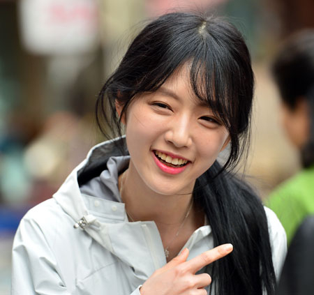 무소속 유승민(대구 동을) 후보의 딸 유담 씨가 지난달 31일 오후 동구 한 아파트 인근 전통시장에서 주민들에게 