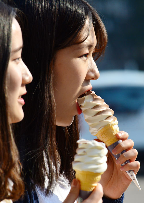 대구 낮 최고기온이 23.2℃를 기록한 1일 오후 계명대학교 성서캠퍼스에서 여대생들이 아이스크림을 먹으며 반짝 찾아온 더위를 식히고 있다. 대구기상지청 관계자는 
