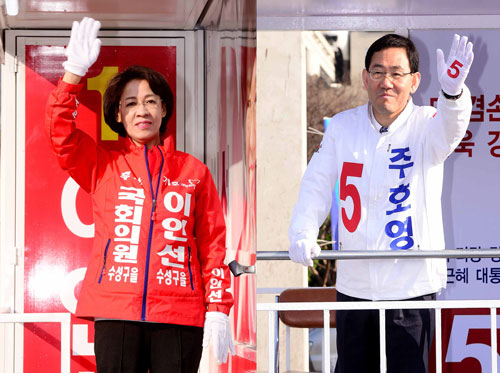 20대 총선 대구 수성을에 출마한 새누리당 이인선 후보와 무소속 주호영 후보가 출근길 시민들에게 손을 흔들며 지지를 부탁하고 있다. 김영진 기자