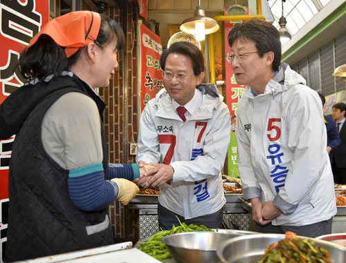 20대 총선 대구 동갑에 출마한 무소속 류성걸(가운데) 후보가 1일 낮 신암동 동서시장을 찾아 유승민 후보와 함께 상인에게 인사하며 한 표를 호소하고 있다. 우태욱 기자 woo@msnet.co.kr