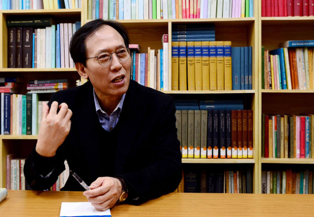 인공지능이 몰고 올 미래사회에 대해 김석수 교수는 장밋빛 전망보다 거대한 기술권력의 전체주의 도래를 우려했다. 그는 인문학적 사고를 길러주는 교육을 통해 대비해야 한다고 강조했다. 김영진 기자 kyjmaeil@msnet.co.kr
