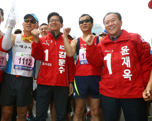 새누리당 김문수 후보(대구 수성갑·왼쪽 두번째)와 윤재옥 후보(대구 달서을·오른쪽)가 3일 오전 