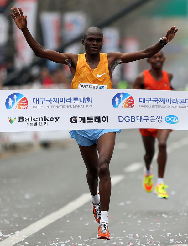 3일 대구 국채보상운동기념공원에서 열린 2016 대구국제마라톤대회에서 우승한 제임스 킵상 쾀바이(케냐)가 결승선을 통과하고 있다. 연합뉴스