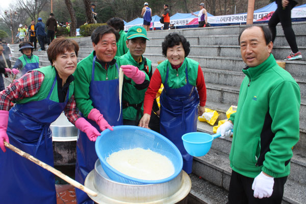 참가자들에게 가장 인기가 좋았던 것은 바로 먹을거리 부스다. 이날 영주시 새마을회는 현장에서 직접 잔치국수를 요리해 선수들에게 큰 호응을 받았고 고구마빵과 달걀, 사과 등 푸짐한 먹을거리가 선수들에게 제공됐다. 전종훈 기자