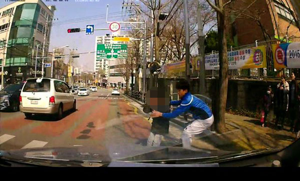 길형기 씨가 횡단보도에서 초등학교 1학년생을 구하는 장면. 대구경찰청 제공