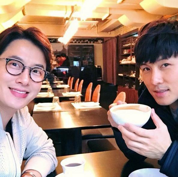 배우 최필립이 신화 멤버 김동완과의 친분을 과시했다. 사진 = 최필립 인스타그램