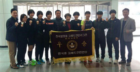 4일 김천체육관에서 끝난 전국봄철종별배드민턴리그전 여고부 단체전에서 우승한 청송여고 선수단이 우승기를 앞에 두고 기념촬영하고 있다. 청송여고 제공