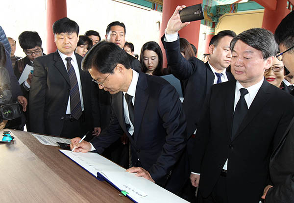 국민의당 안철수·천정배 공동대표가 광주지역 후보들과 3일 오전 광주 북구 운정동 국립 5·18민주묘지를 찾아 방명록을 쓰고 있다. 연합뉴스