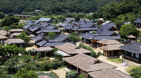 경북도가 경북형 한옥 모델 개발을 통해 새로운 주거 문화를 만들어 나가기로 했다. 경북형 한옥 모델은 한옥의 설계비 등 한옥을 짓는 비용을 크게 떨어뜨릴 것으로 보여 한옥에 관심 있는 사람들에게 큰 뉴스가 되고 있다. 전통 한옥이 밀집한 영주 무섬마을 및 경주 양동마을 수졸당.