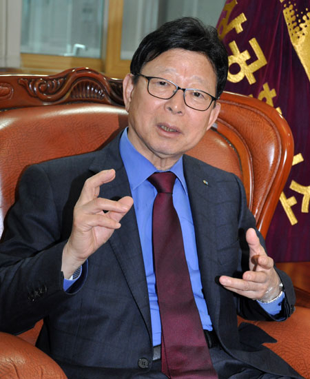 취임 1주년을 맞은 진영환 대구상공회의소 의장은 대구상의가 지역 경제의 구심점 역할을 하겠다고 강조했다.