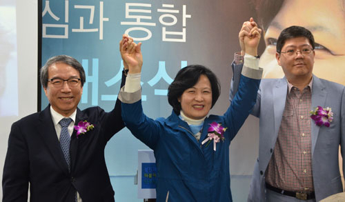 지난달 26일 추미애 더불어민주당 후보 사무실 개소식이 열렸다. 축하를 하기 위해 참석한 정운찬(왼쪽) 전 국무총리와 김대중 전 대통령의 3남 김홍걸(오른쪽) 연세대 연구교수가 추 의원의 손을 잡고 높이 들어올리고 있다. /사진제공 추미애 의원실