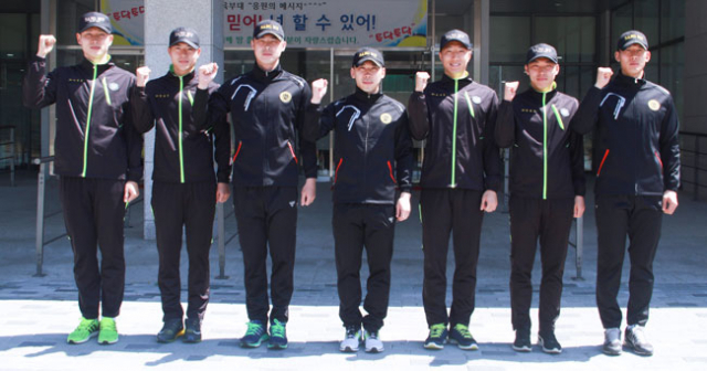 최근 외출 도중 소매치기범을 붙잡아 화제가 된 상주 상무프로축구단의 이경렬, 김성주, 김성환, 박진포, 조영철, 김성준, 이용(왼쪽부터). 연합뉴스