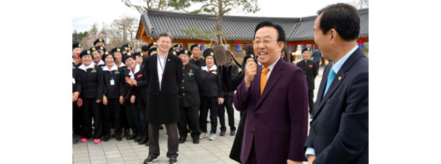 김관용 경북도지사가 신중년사관학교 어르신 학생들에게 직접 청사 설명을 하고 있다.