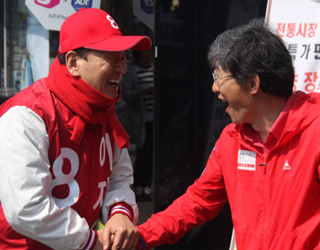 이재오 무소속 의원이 1일 오후 대조시장 유세현장에서 행인과 인사를 나누고 있다. 이재오 의원실 제공