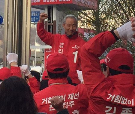 김종훈 새누리당 의원이 4일 유세차에서 유권자들에게 지지를 호소하고 있다. 김종훈 의원실 제공