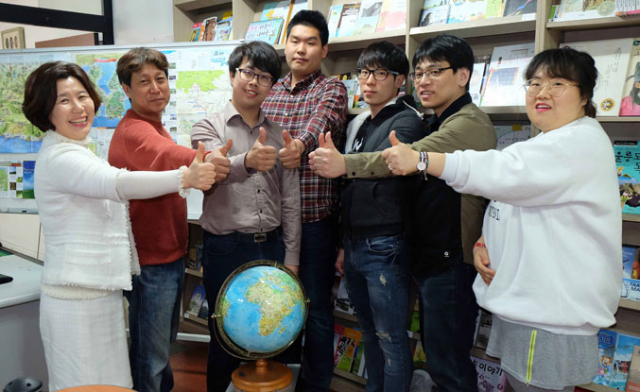 모키드여행사 배정수(왼쪽) 대표와 직원들이 사무실에서 구호를 외치고 있다. 박노익 선임기자 noik@msnet.co.kr