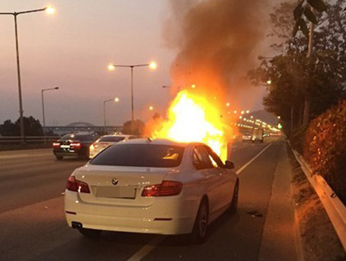 지난해 11월 3일 자유로 방화대교 인근을 달리던 중 화재가 발생해 차량이 전소된 BMW 520d 차량. 연합뉴스