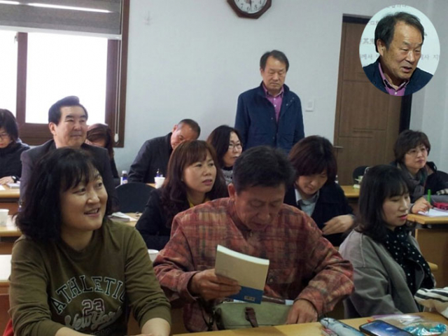 한문 강의를 하고 있는 김한성 씨. 원안은 김한성 씨.
