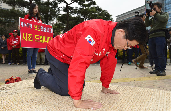 대구 수성갑에 출마한 새누리당 김문수 후보가 6일 대구 수성구 범어네거리에서 새누리당 공천 파동을 사죄하며 시민들에게 절을 100번하고 있다. 성일권 기자 sungig@msnet.co.kr