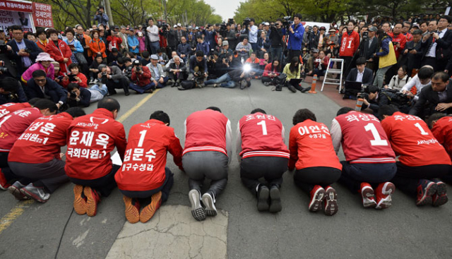 새누리당 대구 후보들과 최경환 새누리당 대구경북선대위원장이 6일 대구문화예술회관 앞에서 무릎 꿇고 머리 숙여 사죄하고 있다. 우태욱 기자 woo@msent.co.kr