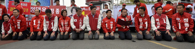 20대 총선 새누리당 대구 후보들과 최경환 새누리당 대구경북총괄선대위원장이 6일 오후 대구문화예술회관 앞에 모여 공천 파동으로 후진적 정치성을 보여준 데 대해 시민들에게 무릎을 꿇은 채 사죄하고 있다. 우태욱 기자 woo@msent.co.kr