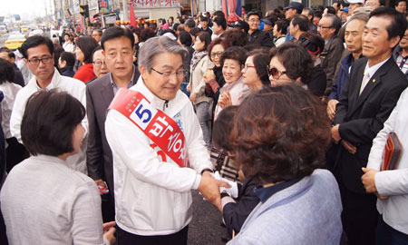 무소속 박승호 후보가 죽도어시장 거리유세에서 청중들에게 인사하고 있다.