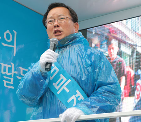 7일 대구 수성구 신매동의 한 아파트 앞에서 김부겸 더불어민주당 후보가 
