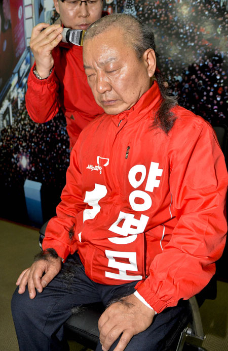 대구 북을에 출마한 새누리당 양명모 후보가 7일 새누리당 대구시당에서 기자회견을 한 뒤 삭발을 하고 있다. 우태욱 기자 woo@msnet.co.kr