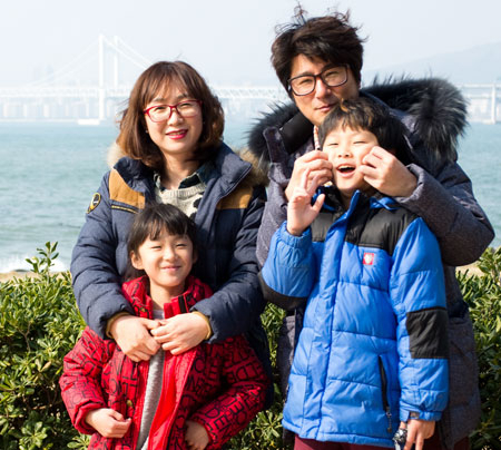 남홍섭 씨는 가족여행을 떠나면 꼭 사진을 찍어 추억을 남긴다. 왼쪽부터 부인 신민혜 씨와 쌍둥이 남매 희원 군