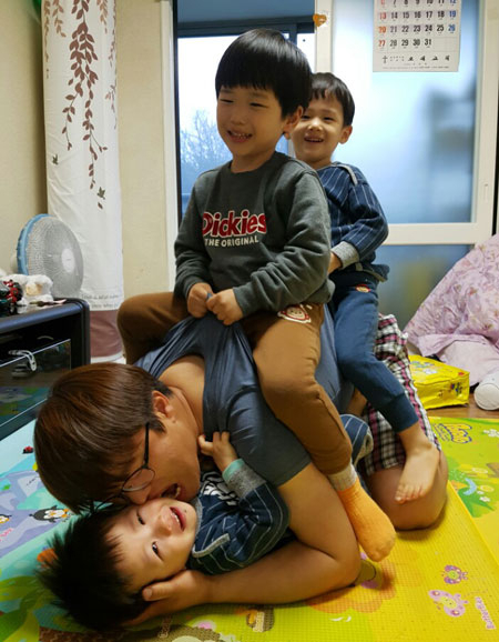 삼 형제를 둔 권순익 씨는 매일 밤 아이들과 말 타기나 공룡놀이를 하는 등 친구처럼 놀아주며 육아를 하고 있다. 그에게 육아는 즐거운 것이다. 전종훈 기자.