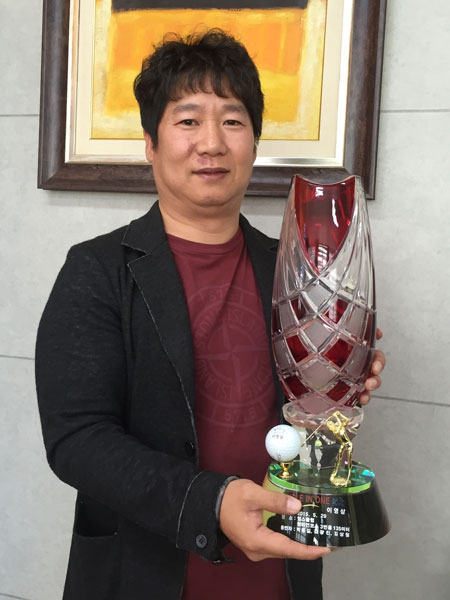 최근 1년 사이에 홀인원을 세 번이나 경험한 아마추어 골퍼 이영삼 씨가 사무실에 비치해둔 첫 홀인원 기념패를 들고 있다. 권성훈 기자