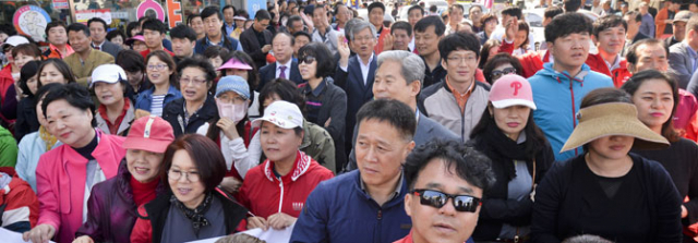 20대 총선이 중반으로 접어든 가운데 격전지 유세장에 청중이 몰리는 등 선거 열기가 뜨겁다. 5일 대구 한 후보의 유세장에서 유권자들이 연설을 듣고 있다. 우태욱 기자 woo@msnet.co.kr
