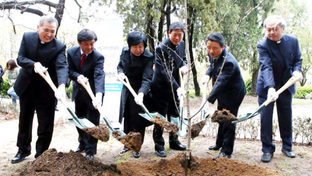 4일 천주교대구대교구청 본관 뒤뜰에서 프랑스 출신 에밀 타케 신부를 기리는 콘퍼런스를 기념해 왕벚나무 식수 행사가 열렸다. 왼쪽부터 천주교제주교구 문창우 신부, 국립산림과학원 김찬수 박사, 윤순영 대구 중구청장, 천주교대구대교구 조환길 대주교, 남성현 국립산림과학원 원장, 정홍규 신부. 대구 중구청 제공