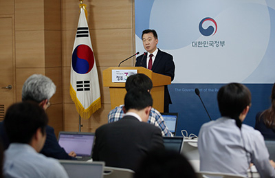 8일 오후 세종로 정부서울청사에서 통일부 정준희 대변인이 북한 집단 탈북 이슈와 관련 브리핑을 하고 있다. 연합뉴스