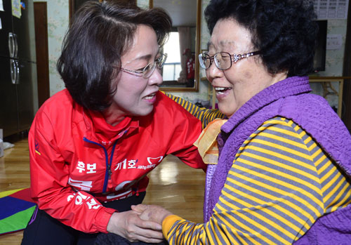 대구 수성을에 출마한 새누리당 이인선 후보가 8일 수성구 파동경로당에서 유권자와 인사를 나누며 한 표를 호소하고 있다. 성일권 기자 sungig@msnet.co.kr