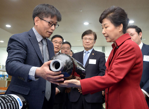 박근혜 대통령이 8일 오후 전북 전주시 완산구 전북 창조경제혁신센터를 방문해 일진복합소재 윤영길 임원으로부터 CNG 저장용 복합재료 고압용기에 대한 설명을 들은 뒤 용기를 살펴보고 있다. 연합뉴스