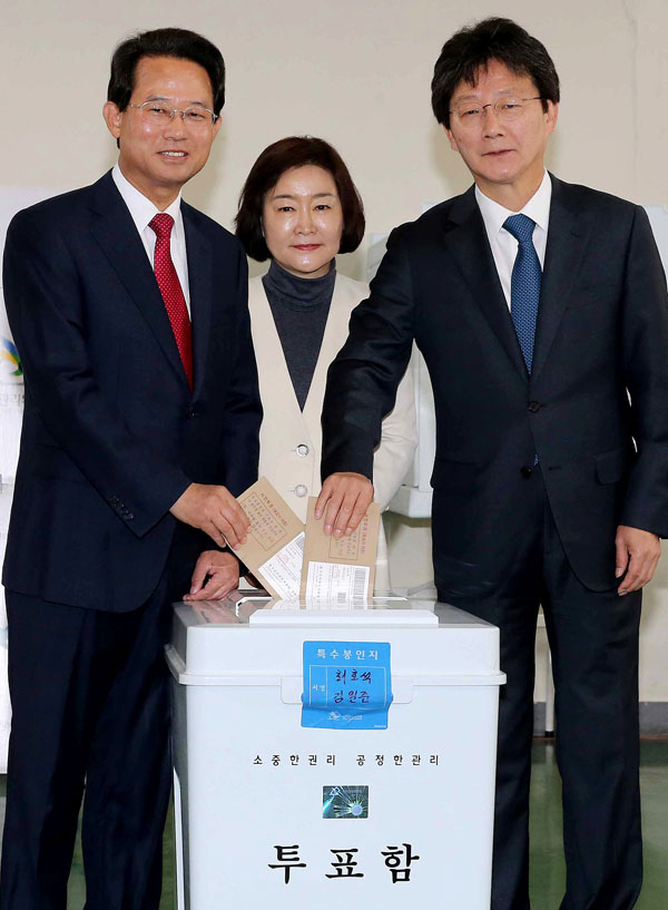무소속으로 대구 동을에 출마한 유승민 후보, 북갑 권은희 후보, 동갑 류성걸 후보(사진 오른쪽부터)가 8일 오전 대구 북구 산격3동 주민센터에 마련된 사전투표소를 찾아 함께 투표하고 있다. 김영진 기자 kyjmaeil@msnet.co.kr