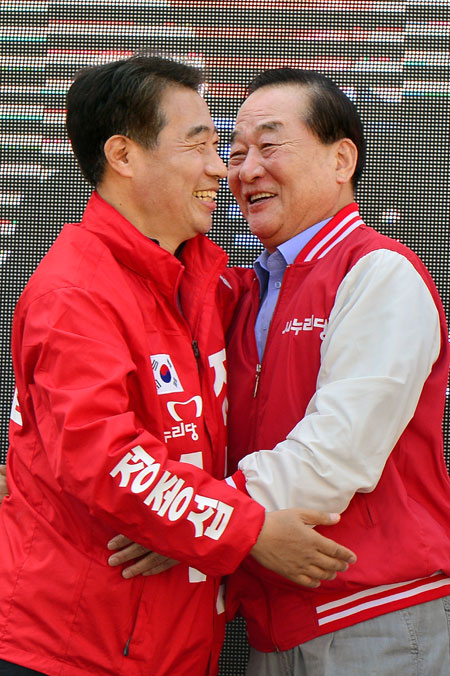 대구 동갑에 출마한 새누리당 정종섭(왼쪽) 후보의 지원유세에 나선 서청원 공동선대위원장이 8일 오후 대구 동구시장에서 정종섭 후보를 격려하며 포옹을 하고 있다. 정운철 기자 woon@msnet.co.kr
