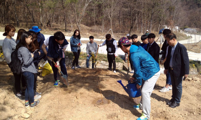 지난 1일 계명대 동영학술림에서 진행된 식목행사에서 계명대 구성원들이 나무를 심고 있다. 계명대 제공
