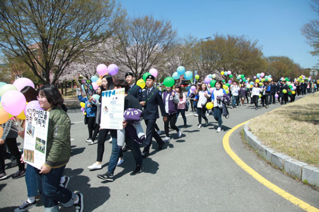 5일 대구대 구성원 300여 명이 대구대 캠퍼스를 행진하며 장애인 인식개선 캠페인을 벌였다. 대구대 제공