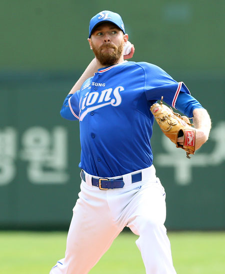 삼성 라이온즈의 선발투수 콜린 벨레스터가 10일 부산 사직구장에서 열린 롯데 자이언츠와의 원정 경기에서 투구하고 있다. 삼성 라이온즈 제공