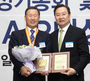 강보영 안동병원 이사장 (사진 왼쪽)