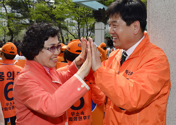 대구 북을에 출마한 무소속 홍의락 후보가 10일 북구 함지공원에서 열린 집중유세에서 한 지지자와 하이파이브를 하고 있다. 성일권 기자 sungig@msnet.co.kr