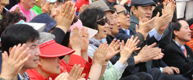 10일 오후 서울 송파구 오금동 물빛공원에서 열린 새누리당 서울 송파병 김을동 후보 지원유세에서 시민들이 김무성 대표의 연설을 듣고 박수를 치고 있다. 연합뉴스