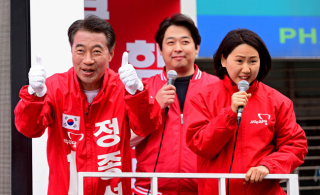 대구 동갑에 출마한 새누리당 정종섭 후보가 10일 오후 동구 공항시장을 찾아 유권자들에게 지지를 호소하고 있다. 김영진 기자 kyjmaeil@msnet.co.kr